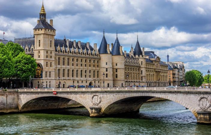 Paris, the gastronomic capital from the Middle Ages to the present day